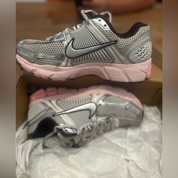 Nike Shoes - Nike Air Zoom Vomero 5 Sz Womens 8 Metallic Silver/Photon Dust/Pink Foam